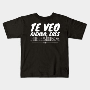 Te veo riendo, eres hermosa. Spanish love quote and compliment Kids T-Shirt